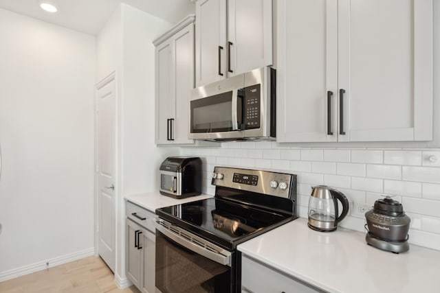 2004 Creekridge Dr, Lewisville, TX 75010 - kitchen with stainless steel appliances, light countertops, backsplash, light wood-style floors, and baseboards