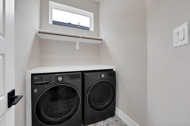 404 Bobbie St, Dallas, TX 75203 - laundry room with washing machine and dryer and baseboards