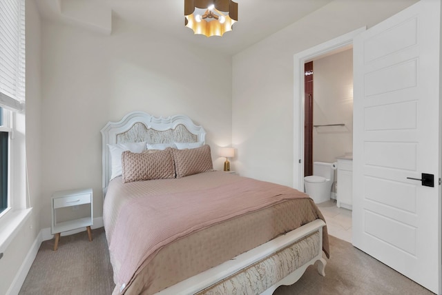 404 Bobbie St, Dallas, TX 75203 - bedroom featuring ensuite bath, light carpet, and a chandelier