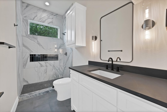 404 Bobbie St, Dallas, TX 75203 - full bath featuring toilet, a marble finish shower, vanity, and recessed lighting