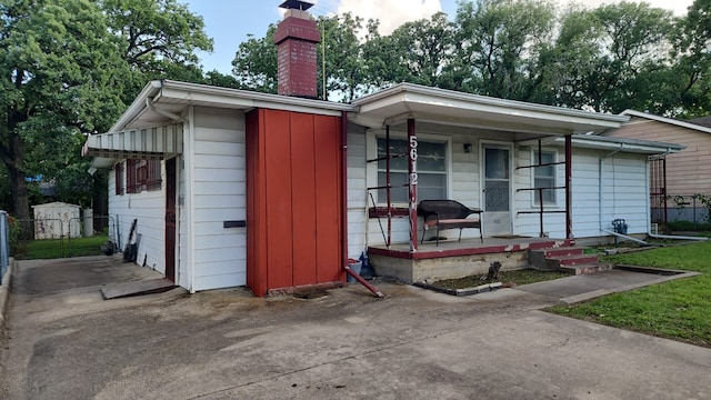 5612 Wainwright Dr, Fort Worth, TX 76112 - view of front facade featuring a porch and a chimney