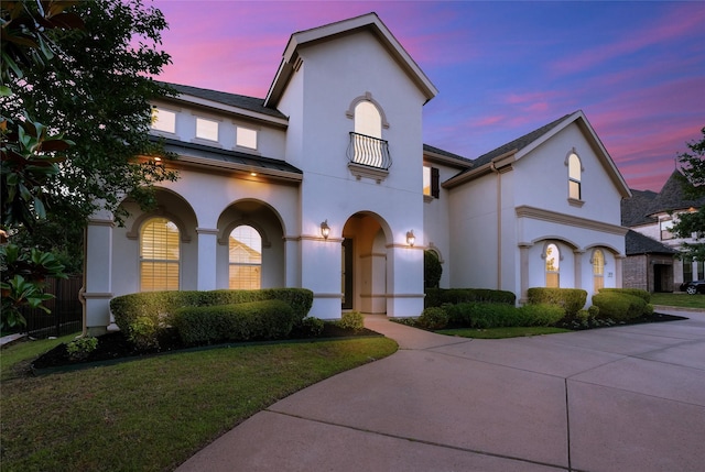 1070 Great Meadow Dr, Allen, TX 75013 - view of front facade with stucco siding, a balcony, driveway, a standing seam roof, and a front yard