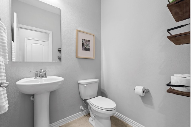 952 Sweeping Butte Dr, Fort Worth, TX 76052 - half bath featuring toilet, tile patterned flooring, baseboards, and a sink