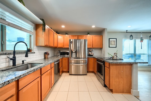 9613 County Road 4091, Scurry, TX 75158 - kitchen with appliances with stainless steel finishes, a sink, a peninsula, tasteful backsplash, and recessed lighting