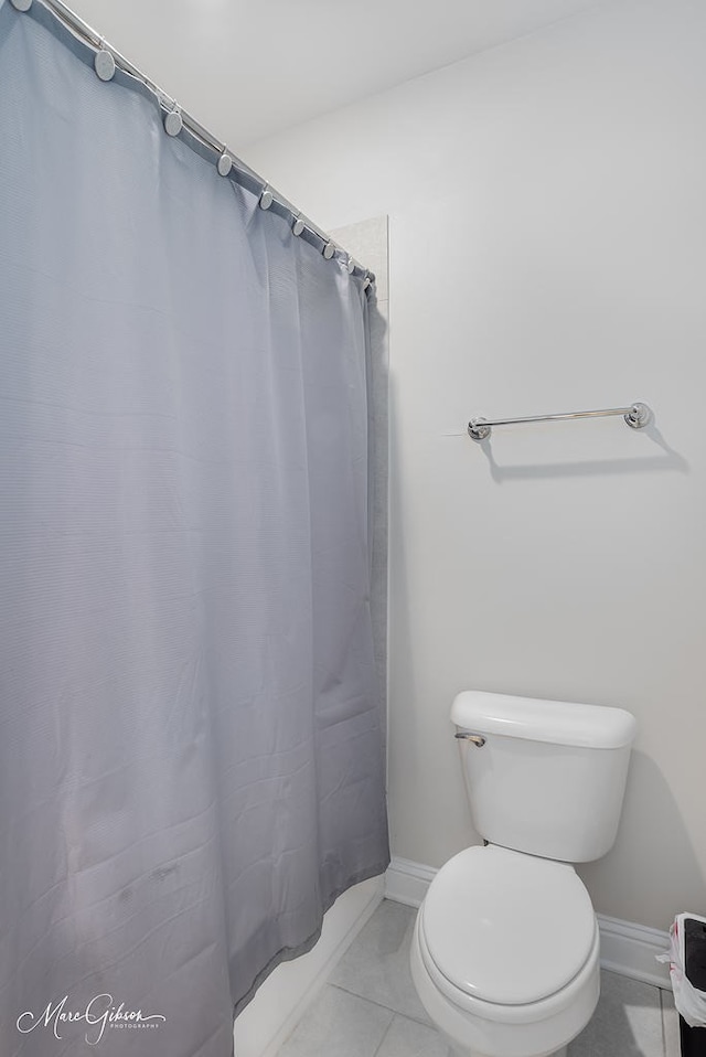 606 Labarre Ln, Bossier City, LA 71111 - bathroom with toilet, baseboards, and shower / bathtub combination with curtain