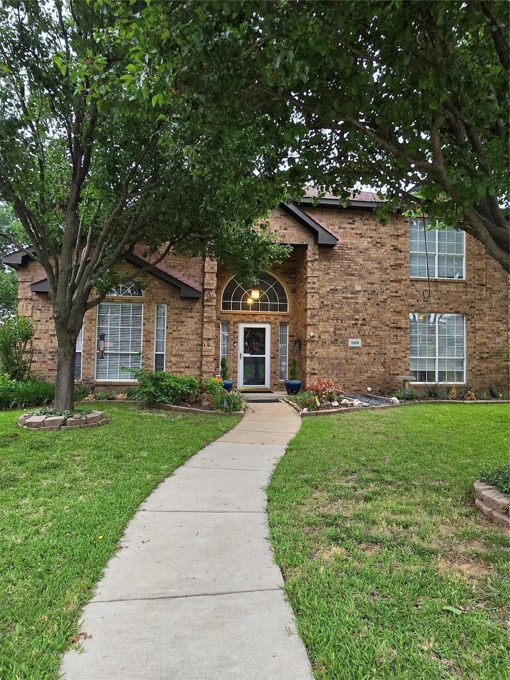 2006 Cori Pl, Sachse, TX 75048 - traditional-style house featuring brick siding and a front yard