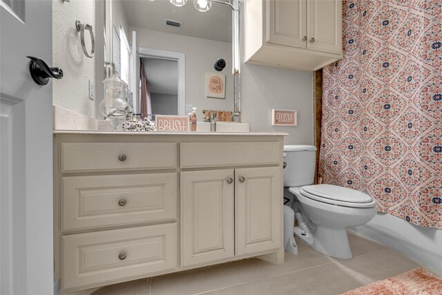 125 Wood Bend Ct, Weatherford, TX 76087 - full bath featuring tile patterned floors, vanity, toilet, and a shower with shower curtain