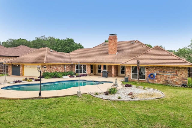 906 Greenbriar Ln, Duncanville, TX 75137 - swimming pool with a yard and a patio area