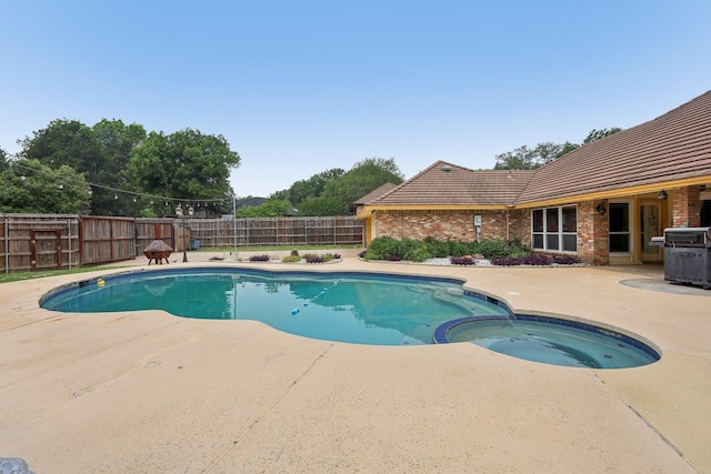 906 Greenbriar Ln, Duncanville, TX 75137 - view of pool featuring a patio, a fenced backyard, and a pool with connected hot tub