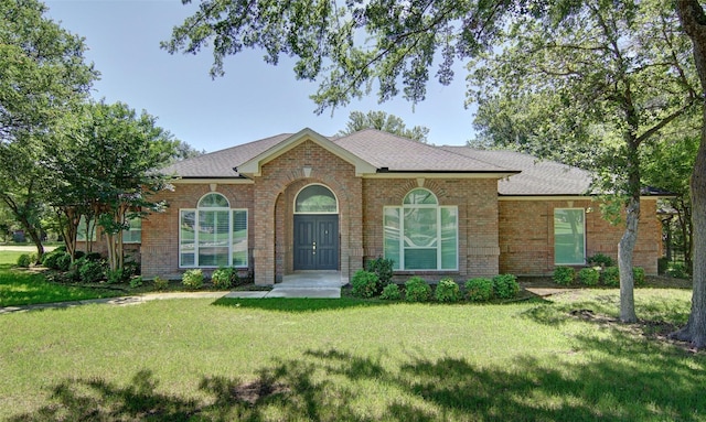 332 Diamond Oaks Dr, Hudson Oaks, TX 76087 - view of front facade with a front yard, brick siding, and a shingled roof