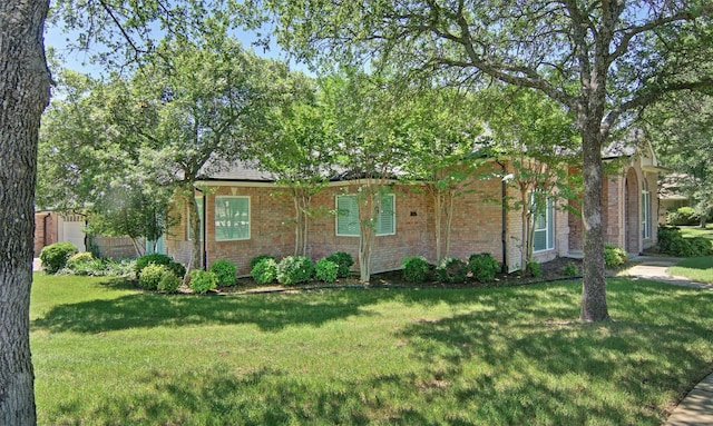 332 Diamond Oaks Dr, Hudson Oaks, TX 76087 - view of front of house featuring brick siding and a front lawn