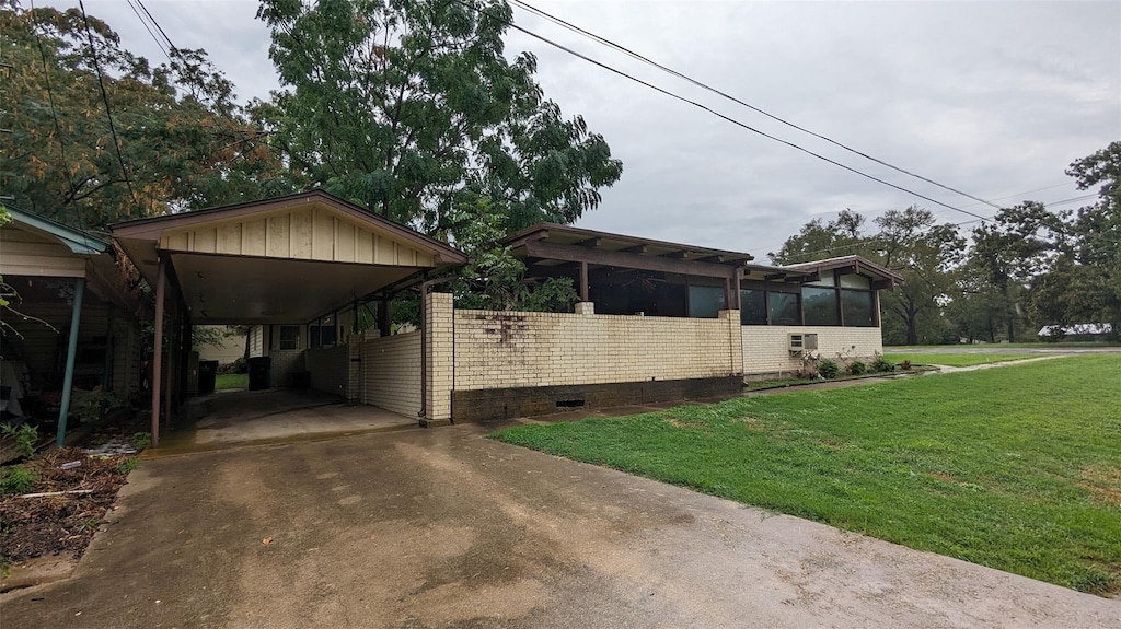 119 E College St, Fairfield, TX 75840 - view of front of house with driveway, a front lawn, and a carport