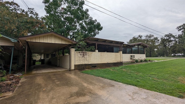 119 E College St, Fairfield, TX 75840 - view of front of house with driveway, a front lawn, and a carport