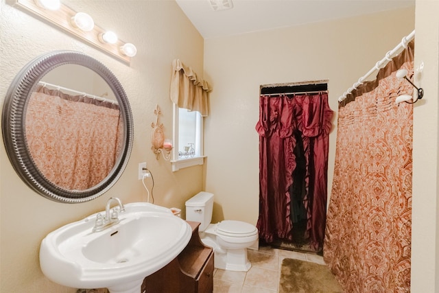239 County Road 3586, Paradise, TX 76073 - full bath featuring a sink, toilet, tile patterned flooring, and curtained shower