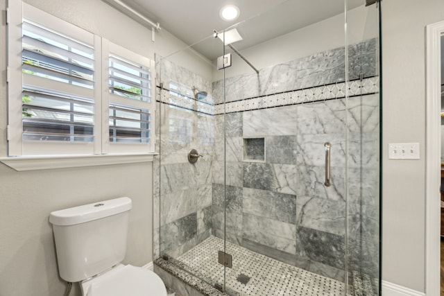 605 Cliffside Dr, Richardson, TX 75080 - full bath featuring a shower stall and toilet