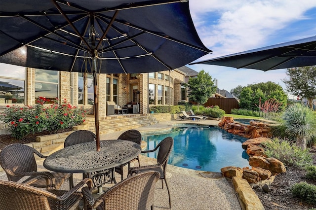 11667 Bent Creek Trl, Frisco, TX 75033 - view of swimming pool with a patio area and a pool with connected hot tub