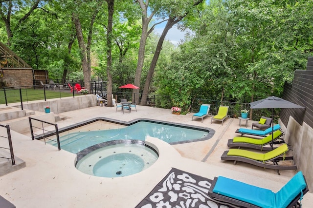 10823 Stone Canyon Rd, Dallas, TX 75230 - view of swimming pool featuring a patio, a pool with connected hot tub, and view of wooded area