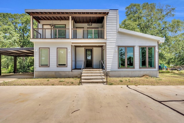 815 N Seven Points Dr, Kemp, TX 75143 - view of front of property with a balcony, a porch, and an attached carport