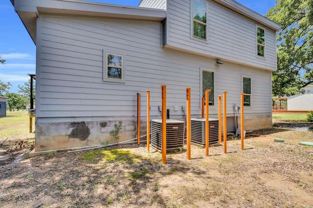 815 N Seven Points Dr, Kemp, TX 75143 - rear view of house featuring cooling unit