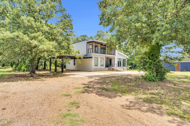 815 N Seven Points Dr, Kemp, TX 75143 - mid-century inspired home with a balcony and dirt driveway