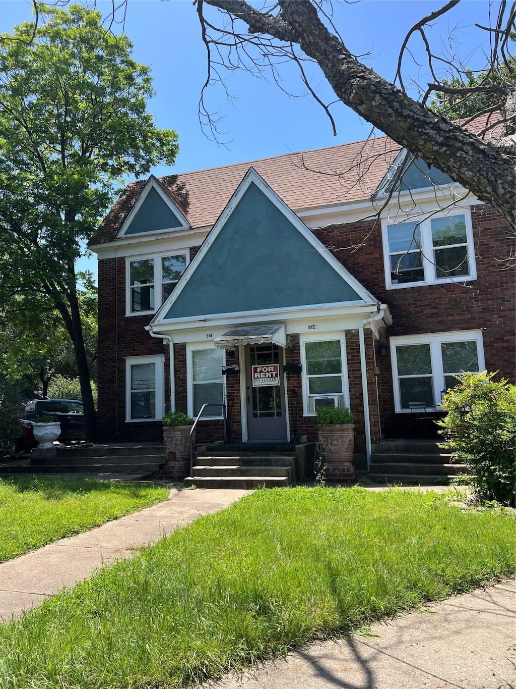 912 N Windomere Ave, Dallas, TX 75208 - view of front facade featuring brick siding and a front yard