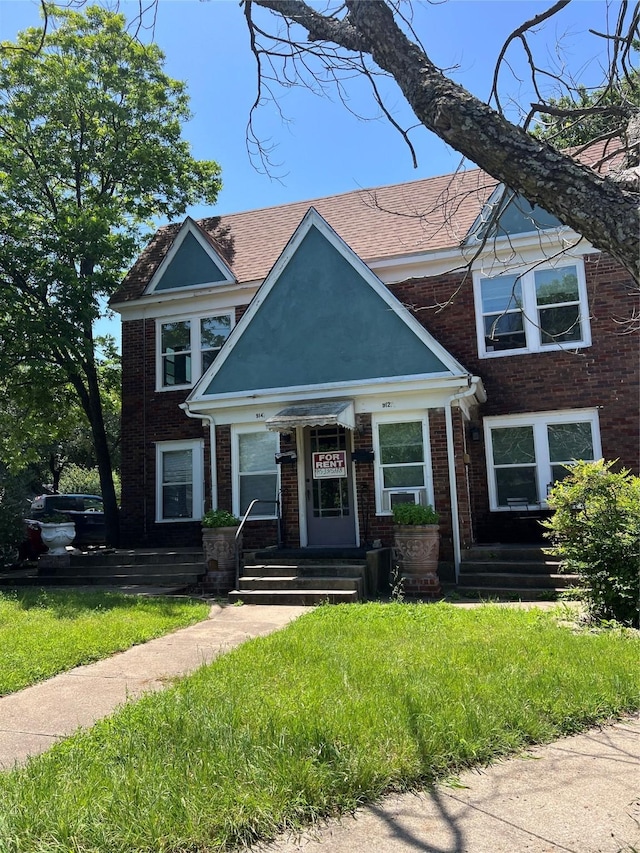 912 N Windomere Ave, Dallas, TX 75208 - view of front facade featuring brick siding and a front yard