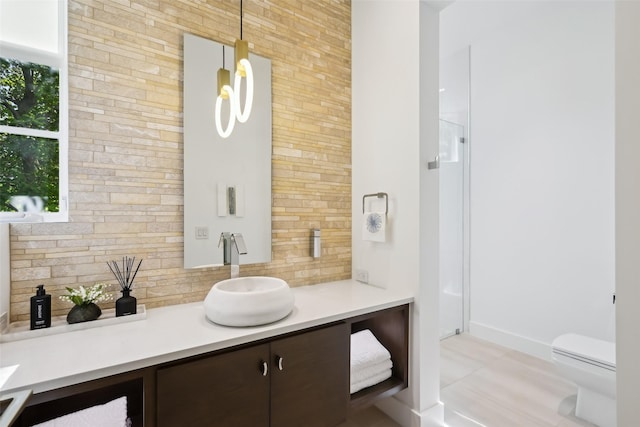 315 Oxford Pl, Coppell, TX 75019 - full bath featuring vanity, toilet, backsplash, a shower, and baseboards
