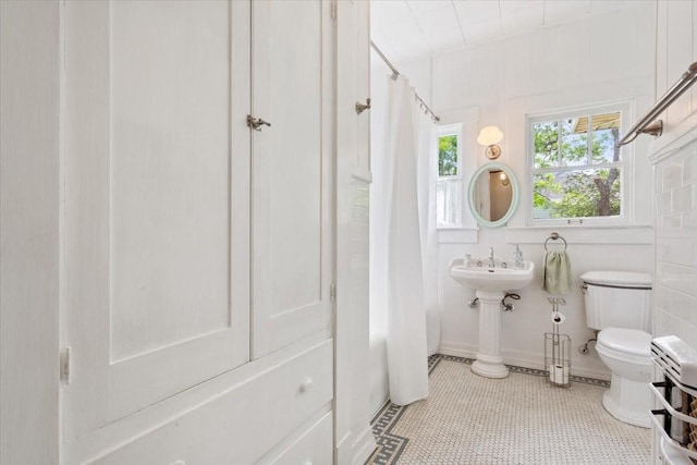 2600 Colcord Ave, Waco, TX 76707 - bathroom featuring toilet and shower / tub combo
