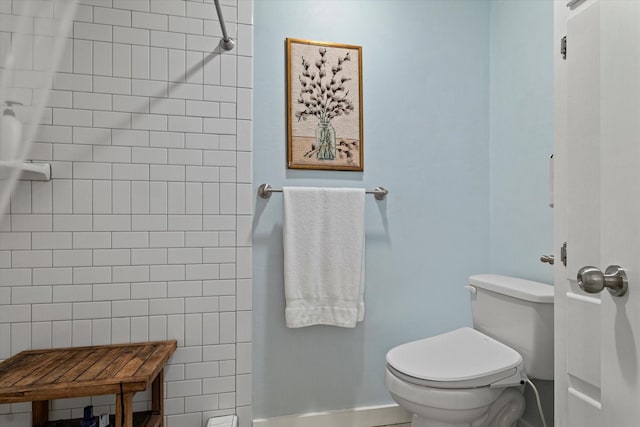 2816 Nottingham Dr, Denton, TX 76209 - full bath featuring toilet, tiled shower, and baseboards