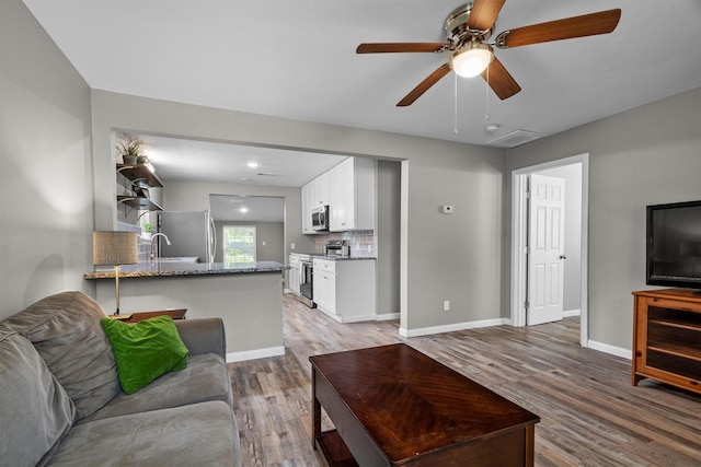 406 N Ruddell St, Denton, TX 76209 - living area featuring light wood-type flooring, a ceiling fan, and baseboards