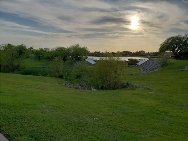 3102 Chestnut Rd, Carrollton, TX 75007 - view of grassy yard