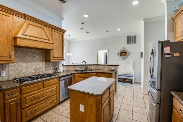 336 Maggie St, Canton, TX 75103 - kitchen featuring stainless steel appliances, a sink, backsplash, a peninsula, and crown molding