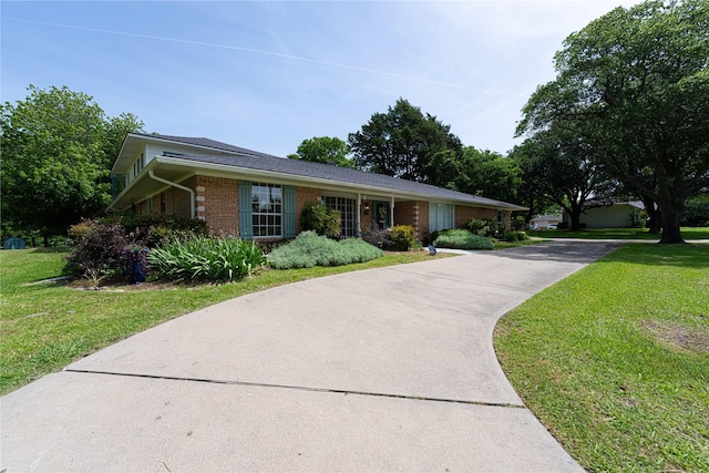 635 E Tripp Rd, Sunnyvale, TX 75182 - ranch-style home with brick siding, driveway, and a front yard