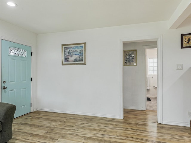 2522 W Jefferson Blvd, Dallas, TX 75211 - entryway featuring light wood-type flooring, baseboards, and recessed lighting