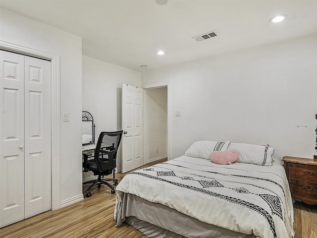 2522 W Jefferson Blvd, Dallas, TX 75211 - bedroom featuring light wood-style floors, an office area, recessed lighting, and baseboards