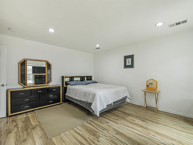 2522 W Jefferson Blvd, Dallas, TX 75211 - bedroom with light wood-type flooring, recessed lighting, and baseboards