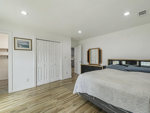 2522 W Jefferson Blvd, Dallas, TX 75211 - bedroom with light wood-type flooring, baseboards, and recessed lighting
