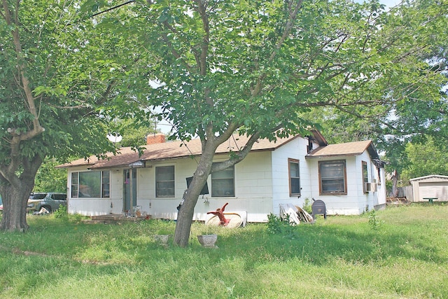 601 S Colorado St, Whitney, TX 76692 - view of front facade featuring a chimney and cooling unit