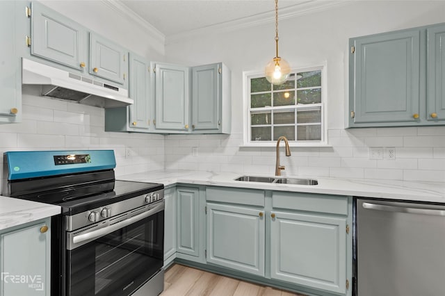 123 Carrollton Ave, Shreveport, LA 71105 - kitchen with stainless steel appliances, under cabinet range hood, a sink, crown molding, and decorative backsplash