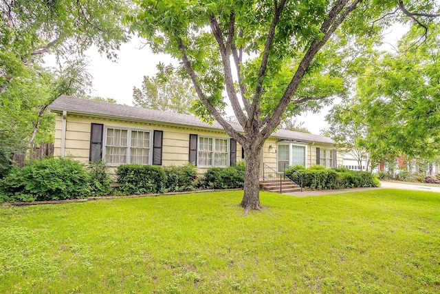 4524 Morris Ct, Fort Worth, TX 76103 - ranch-style home featuring a front lawn