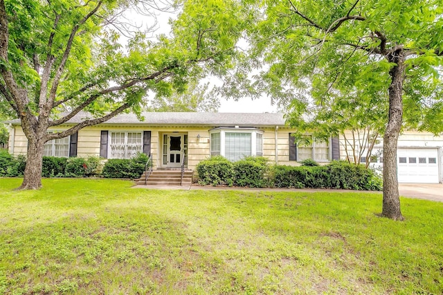 4524 Morris Ct, Fort Worth, TX 76103 - ranch-style home featuring a garage and a front lawn