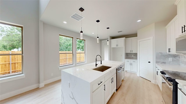 6860 Zuefeldt Dr, Arlington, TX 76002 - kitchen featuring a sink, appliances with stainless steel finishes, light wood-type flooring, backsplash, and recessed lighting