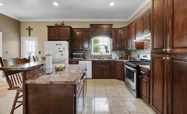 355 Texas 236 Hwy, Moody, TX 76557 - kitchen featuring stainless steel appliances, a sink, under cabinet range hood, a kitchen bar, and a center island