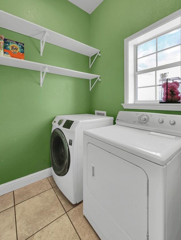 355 Texas 236 Hwy, Moody, TX 76557 - laundry area featuring washing machine and clothes dryer, baseboards, and light tile patterned floors
