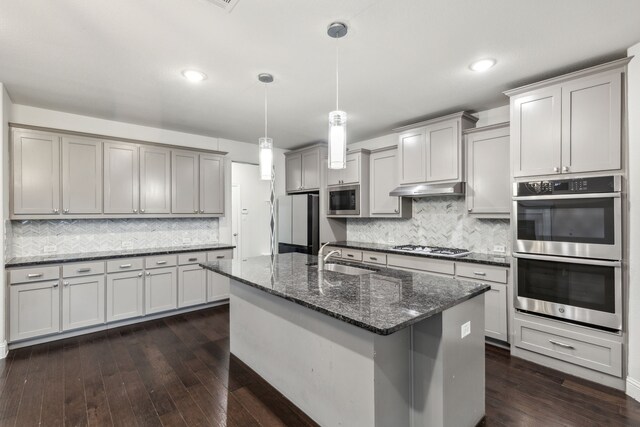 906 Overton Ave, Celina, TX 75009 - kitchen with stainless steel appliances, a sink, under cabinet range hood, backsplash, and recessed lighting