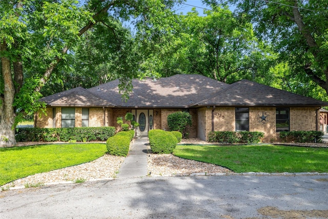 1025 S Lamar St, De Leon, TX 76444 - single story home with brick siding, a front lawn, and a shingled roof