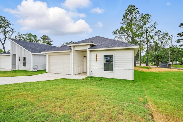2738 W Washington St, Denison, TX 75020 - view of front facade with roof with shingles, driveway, a front yard, and a garage