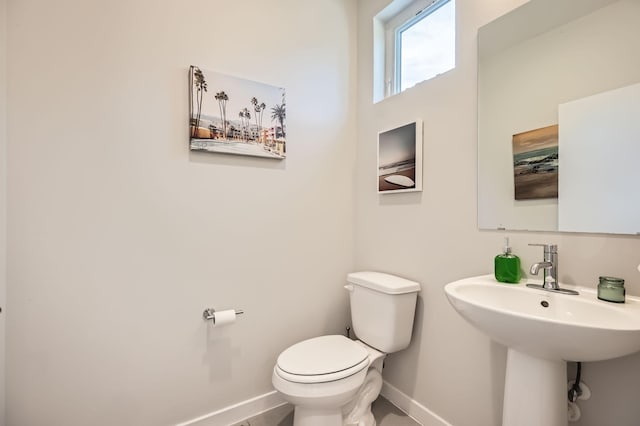 1115 Crownview Ln, Dallas, TX 75208 - half bath featuring baseboards and toilet