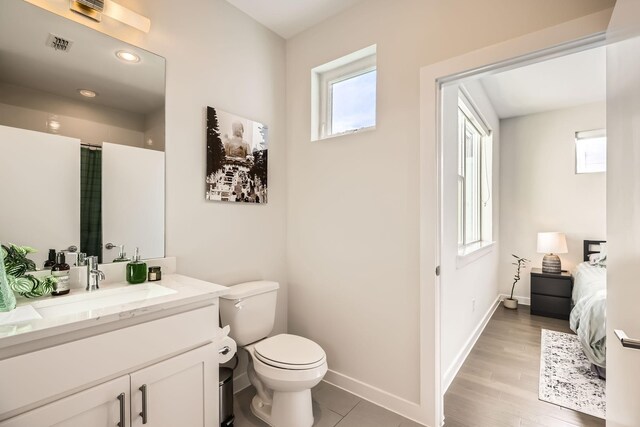 1115 Crownview Ln, Dallas, TX 75208 - bathroom featuring toilet, vanity, baseboards, a shower with shower curtain, and recessed lighting