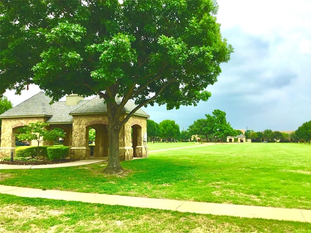 5946 Wallis Dr, Frisco, TX 75033 - surrounding community featuring a lawn